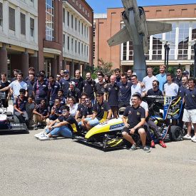 Il team hybrid di More Modena racing con la vettura M24 – LH, a destra, insieme al team India IIT Bombay Racing